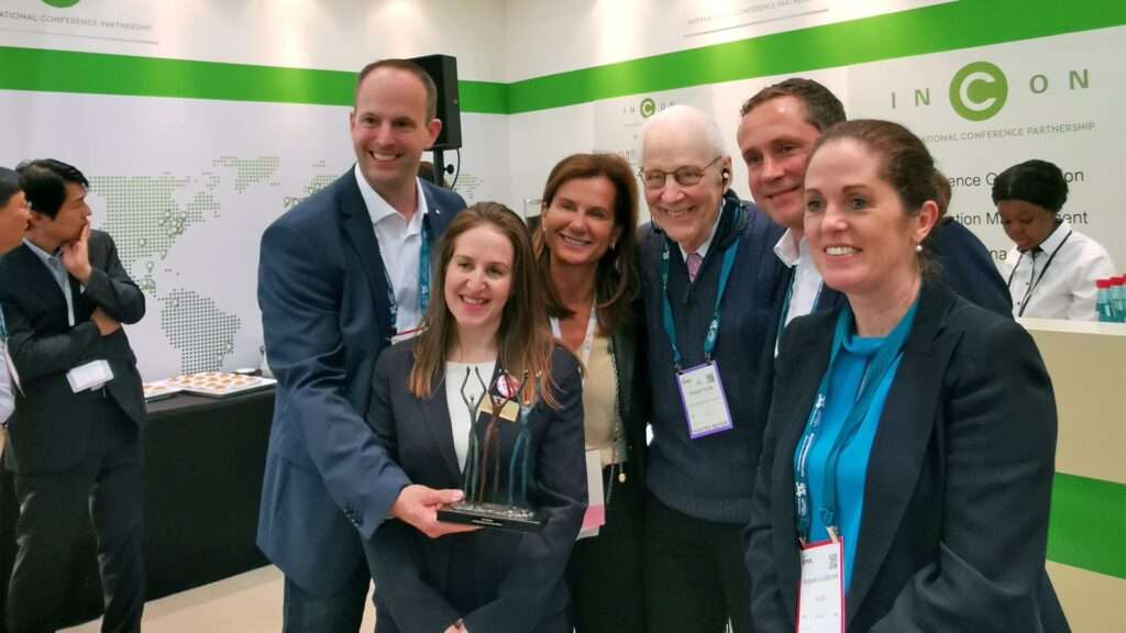 Sechs Menschen posieren nach der Preisübergabe des INCON Digital Infrastructure Award 2019 für ein Foto